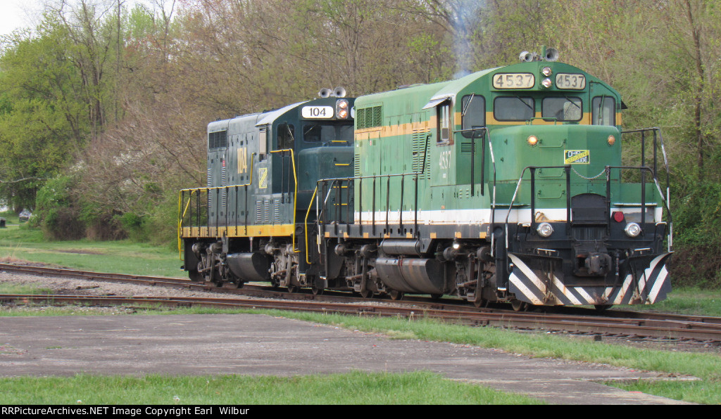 Ohio South Central Railroad (OCSR) 104 & 4537